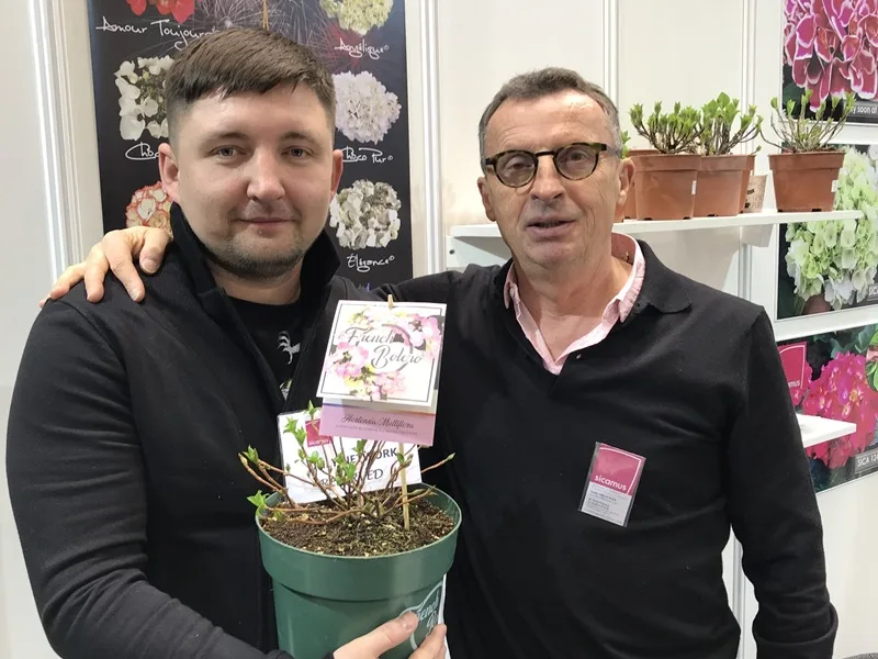 Команда EuroFlora біля брендованого шатру на ярмарці декоративних рослин