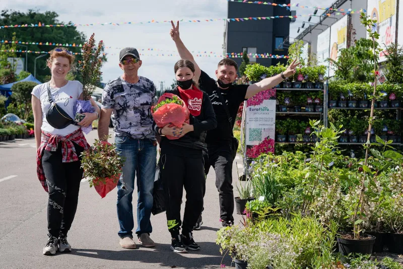Команда розсадника EuroFlora серед декоративних рослин у Запорізькій області