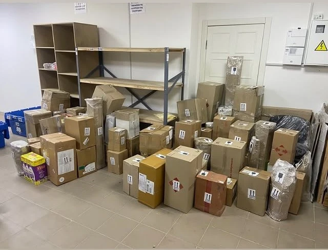 Фірмова коробка з амортизуючим наповнювачем